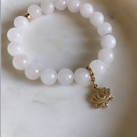 White Quartz and lotus flower bracelet - Picture 3 of 4